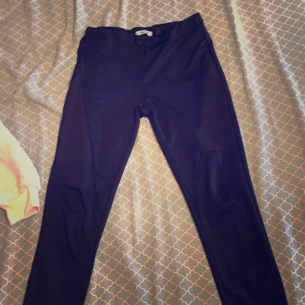I am selling black leggings